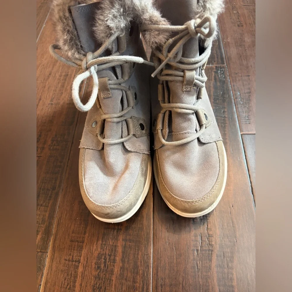 Sorel explorer Joan waterproof winter boots warm lace up boots size 8 outdoorsy